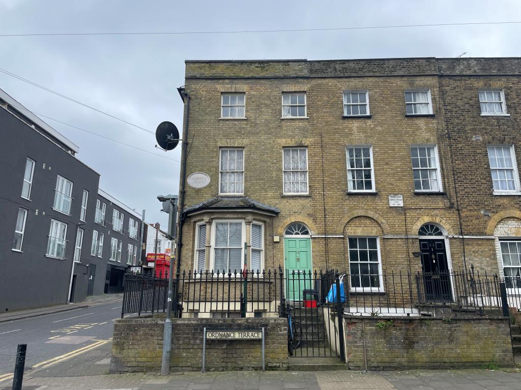 Lot: 117 - FREEHOLD BLOCK OF SEVEN FLATS CLOSE TO RAILWAY STATION - Front of end-terrace four storey block of flats
